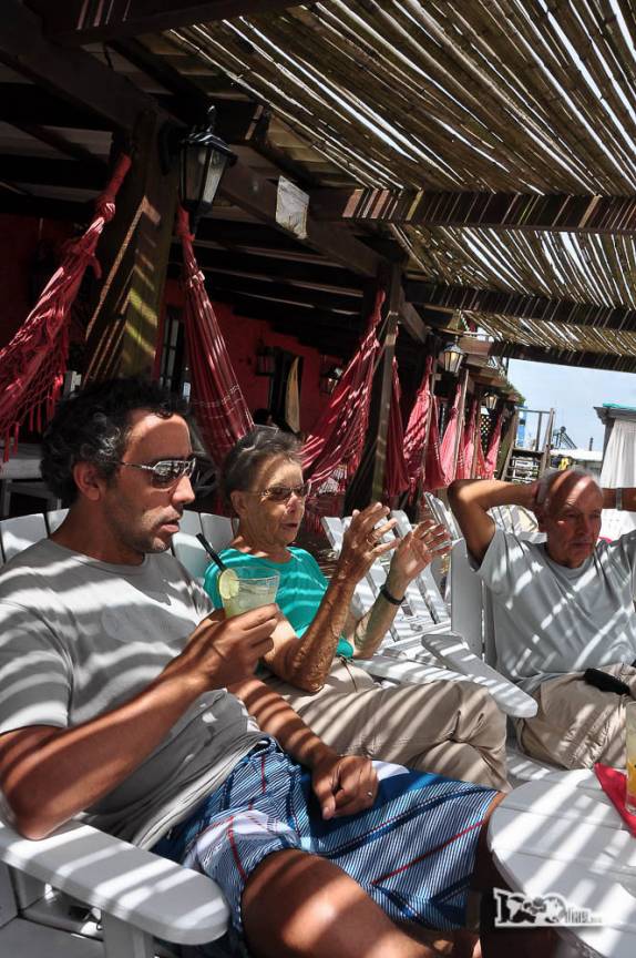 Nossa primeira caipirinha em Cabo Polonio, no litoral do Uruguai